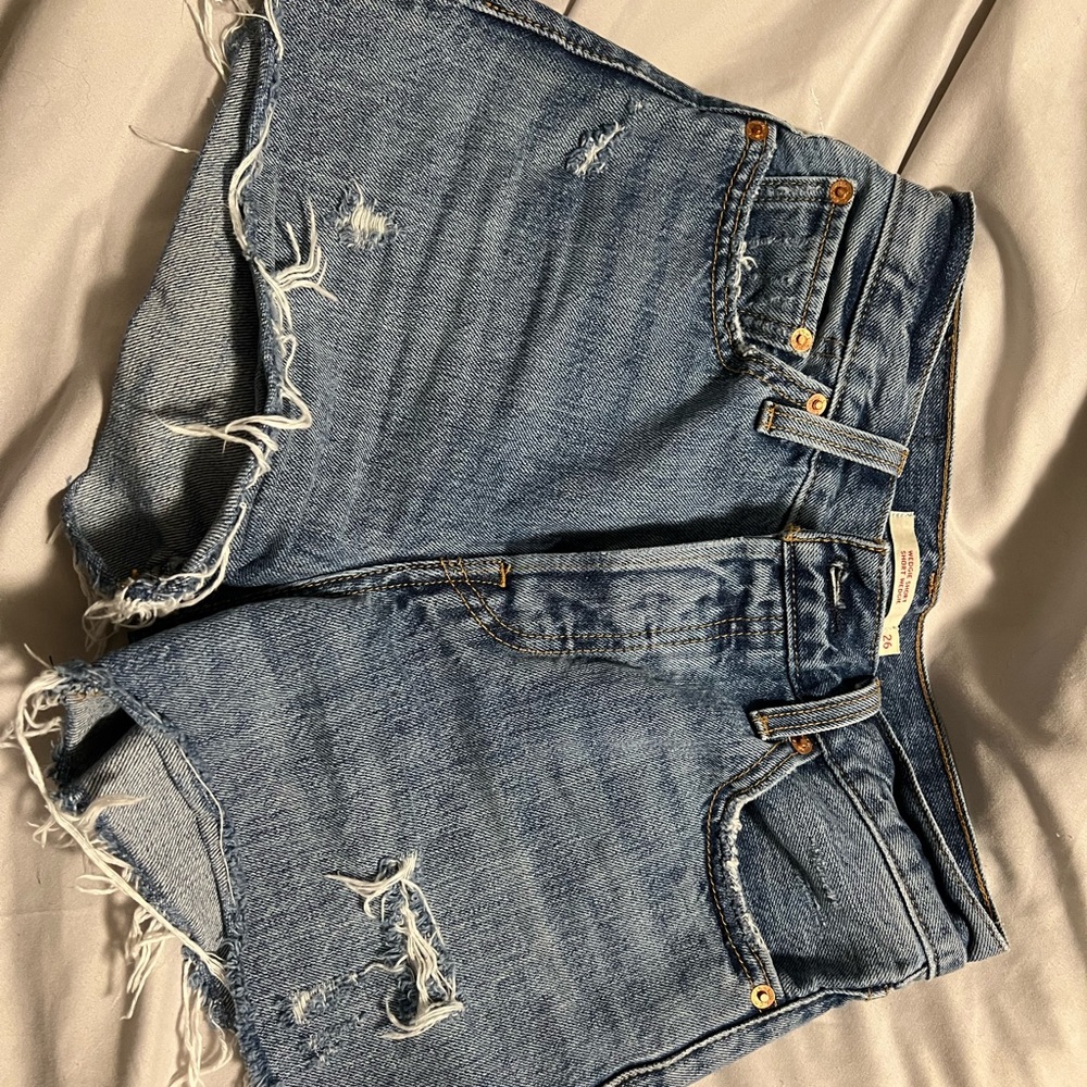 Levi’s shorts size 26.
